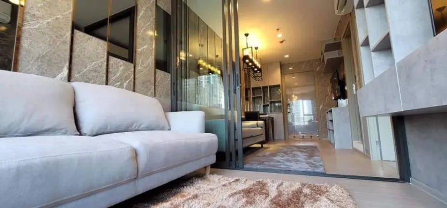 Condo for sale: Life Asoke Rama 9, decorated room, ready to move in. Complete set of furniture, built-in, very good. Hurry and reserve quickly.