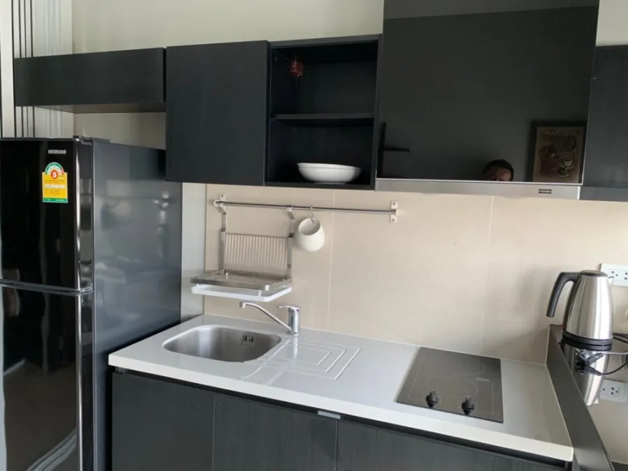 Condo for rent, Rhythm Sukhumvit 44/1, high floor, good view, complete with furniture and electrical appliances.