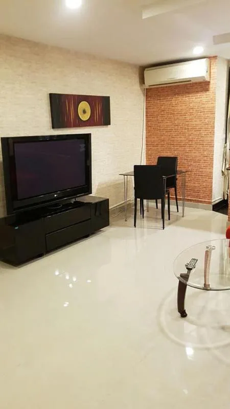 ให้เช่า noble house phayathai 2 bedrooms 1 bath living room and kitchen with the balcony.Size 70 sq.
