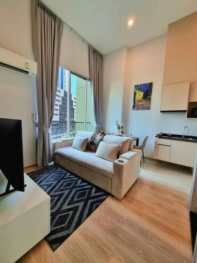 For sale or rent Noble Revolve Ratchada 2, corner room has a lot of privacy, 4 meter high ceiling, doesn't feel cramped. You can reserve it now.