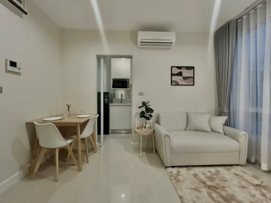 For rent, The Sky Sukhumvit, white tone room, comfortable to the eye, affordable price. Just come and move in right away. Don't wait.