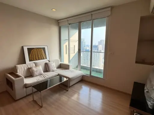 For sale: Rhythm Phahon-ari, very high floor, great view, no tall buildings, no view blocked, balcony not attached to anyone, very worth booking.