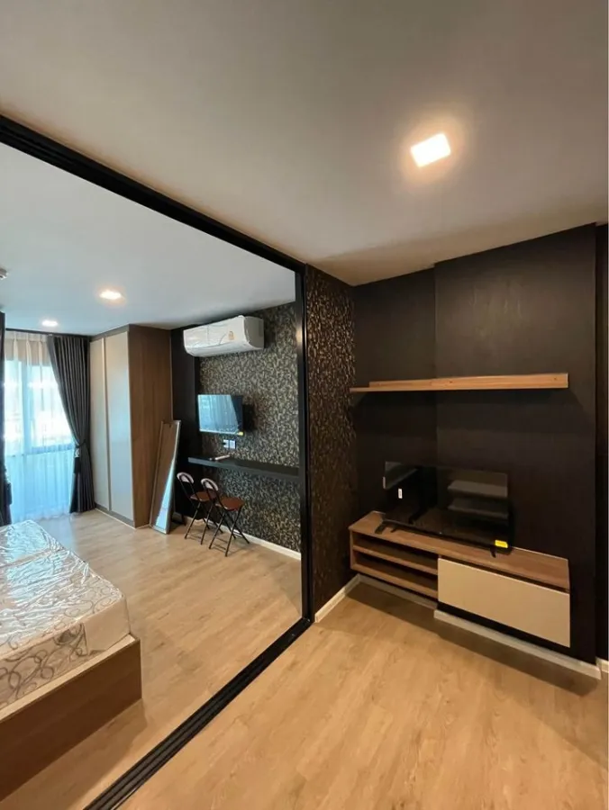For rent, Cave Town Shift, pool view, room decorated with simple walls. Good furniture Complete electrical appliances. Book now.