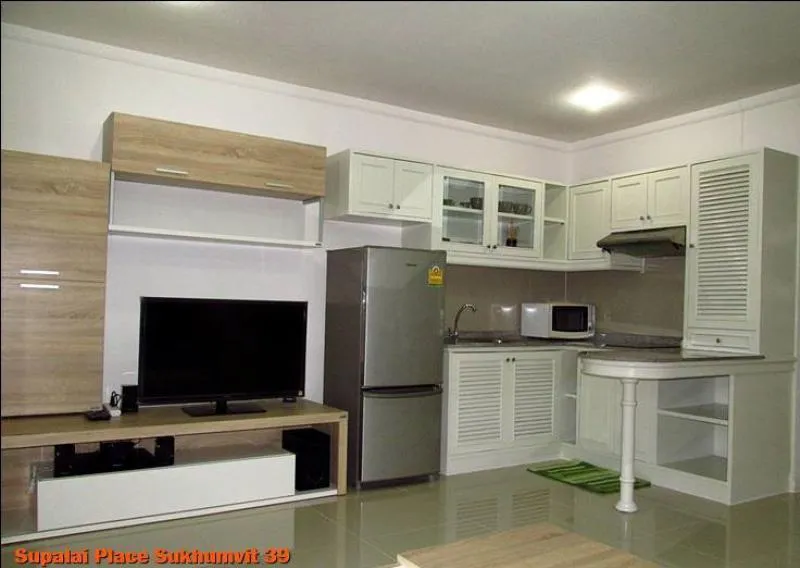 ให้เช่า Supalai Place Sukhumvit 39 ขนาด 50 ตร.ม. ห้องกว้างตกแต่งพร้อมอยู่ วิวสระ เฟอร์ครบ คุ้มราคา