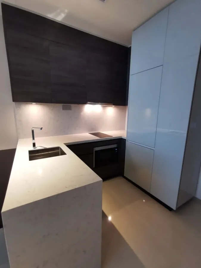 For rent: Esse Asoke, stunning view, unobstructed from the 35th floor, quiet corner room with specially designed built-in storage cabinets. Reserve no