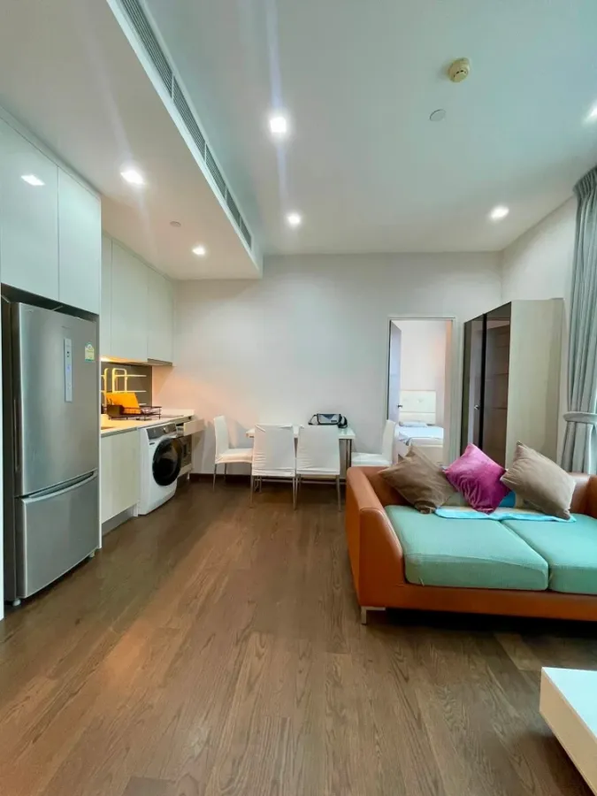 For rent: Q Asoke condo, 48 sq.m. corner unit, 2 bedrooms, 21st floor, south facing with pool view. Convenient and fully furnished.