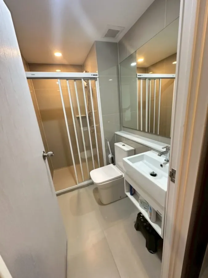 For rent: Denim Jatujak, Building A, 25th floor, very high, city view, bright room, very clean and comfortable, hurry and book now.