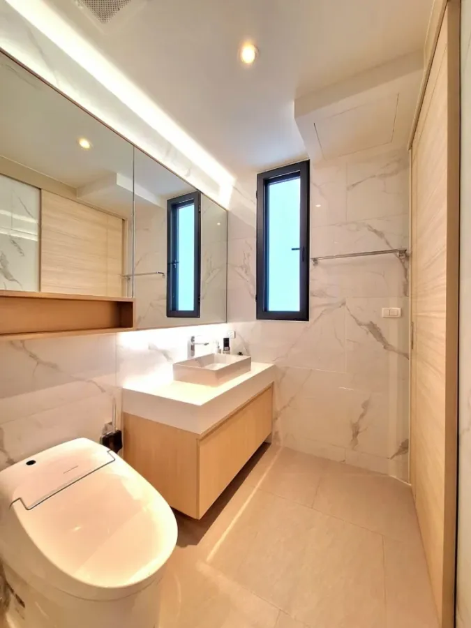 Bearing Residence for rent, spacious room, lots of usable space, great price, hurry and book now.