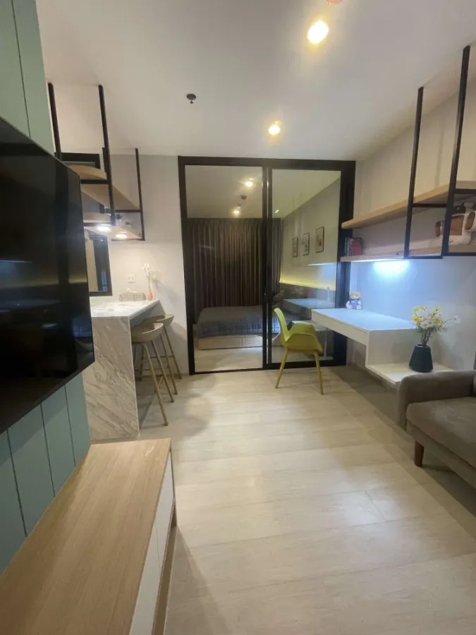 For rent: Life Asoke, 32nd floor, very high, facing north, cool all day, excellent built-in decoration, interested, reserve now.
