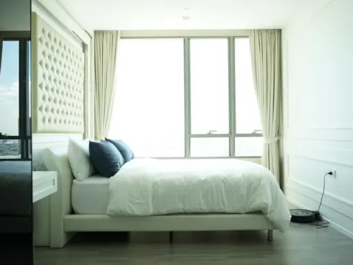 For sale 333 Riverside, 27th floor, corner room, beautiful room, fully furnished. Don't miss it, reserve now.