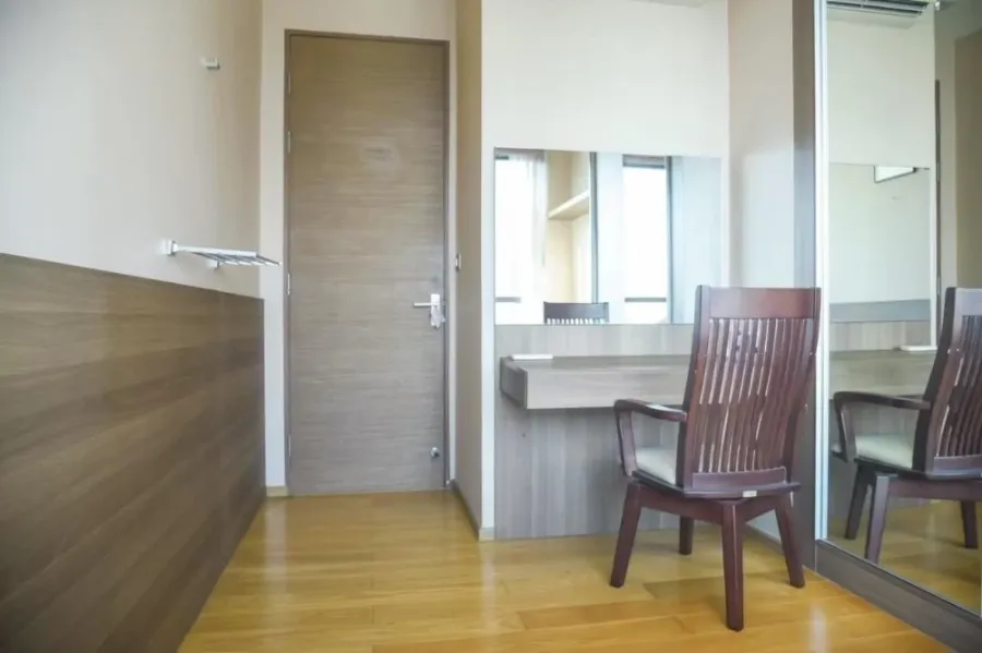 For sale or rent, The Address Sathorn, 2 bedrooms, lots of usable space. Comes with complete amenities. Book now.