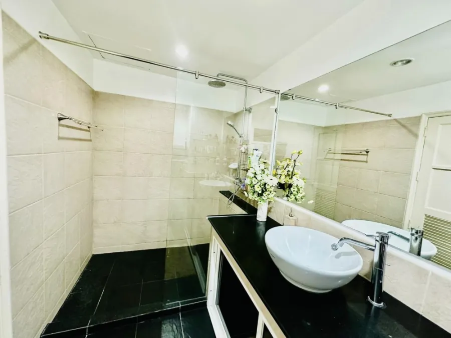 For rent: Nova Mirage, very spacious room. Big screen TV, watch movies to your heart's content The leather sofa is comfortable and not hot. Hurry and