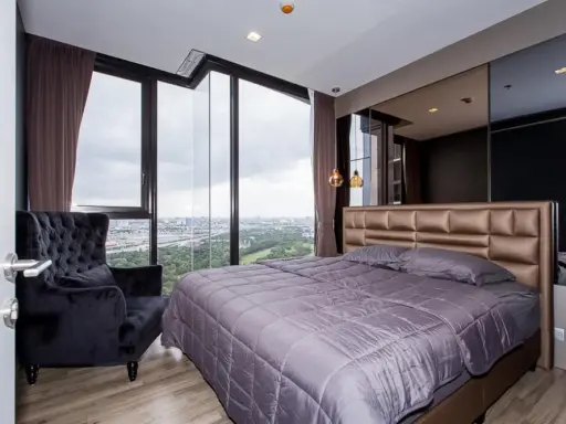 Selling The Line Chatuchak-Mochit, high floor, garden view, comes with a large bed, very comfortable to sleep. You can reserve in advance.