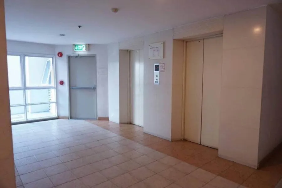 For rent, Phahon Metro, 3rd floor room, pool view, not hot, white room, clean, comfortable to the eye. You're already at ease. You can't miss it. Book