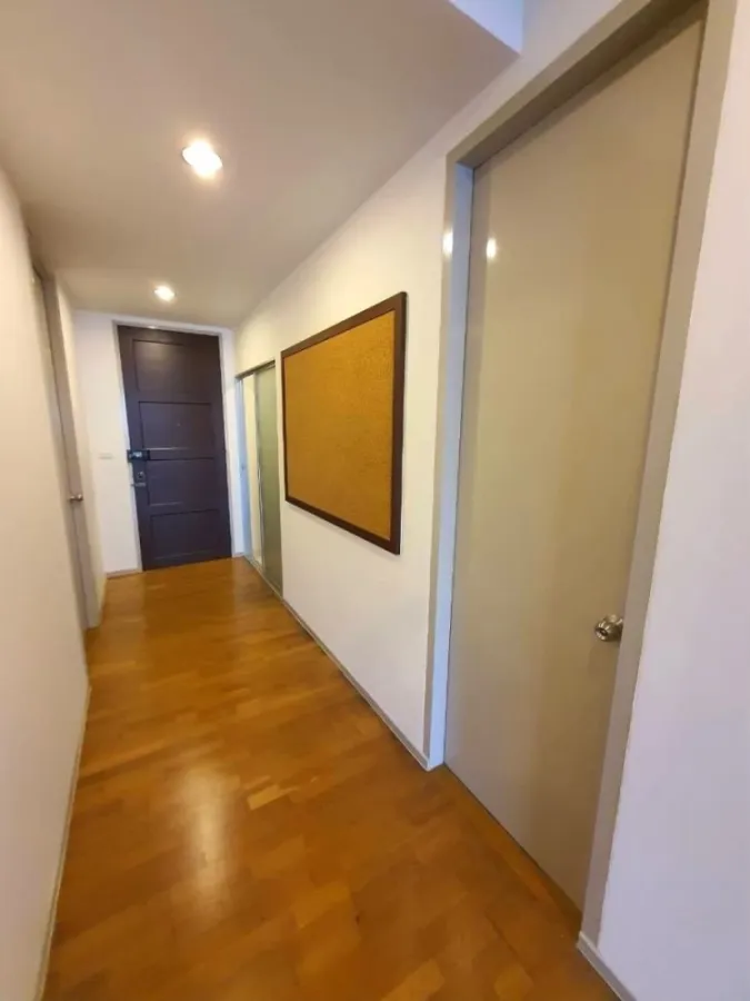 For rent, Amanta Ratchada, very spacious room, has a walk-in closet, plus lots of built-in furniture. Don't wait, book now.
