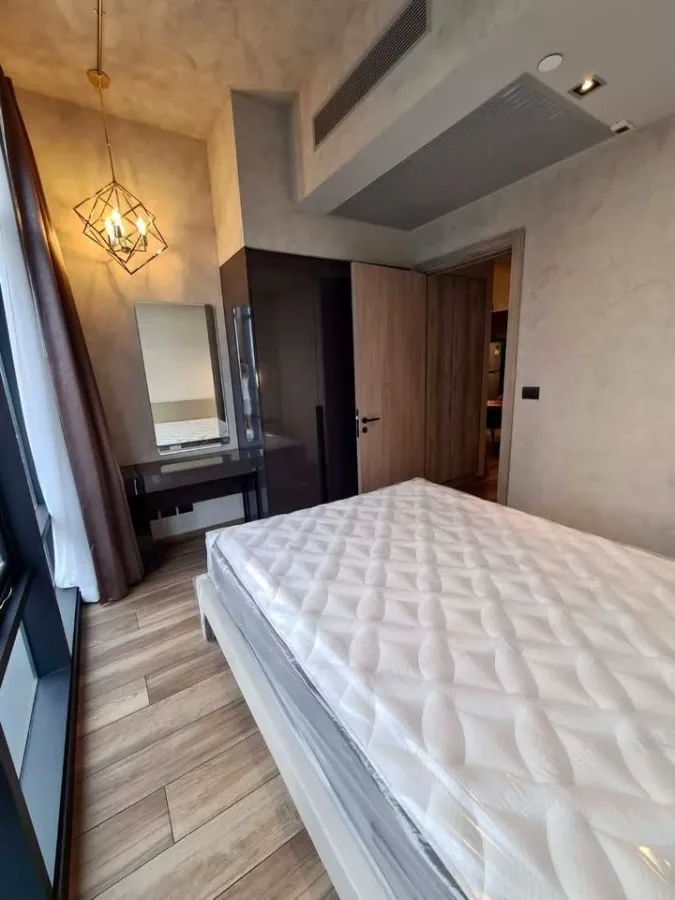 Selling The Lofts Asoke, 2 bedrooms, spacious living area, great location, fully furnished. Don't miss out!