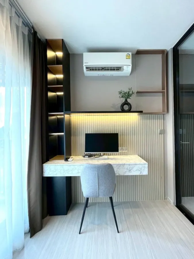 For Rent: Life Asoke Hype Condo, beautifully decorated unit with full built-in furniture, 26th floor, Asoke view overlooking the expressway. Book now