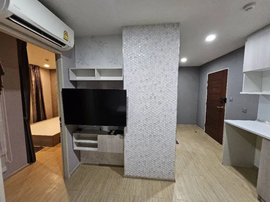 For sale, for rent, Winn Condo Phahon Yothin 52, quiet corner room, with awesome wallpaper throughout the room, very worth booking.