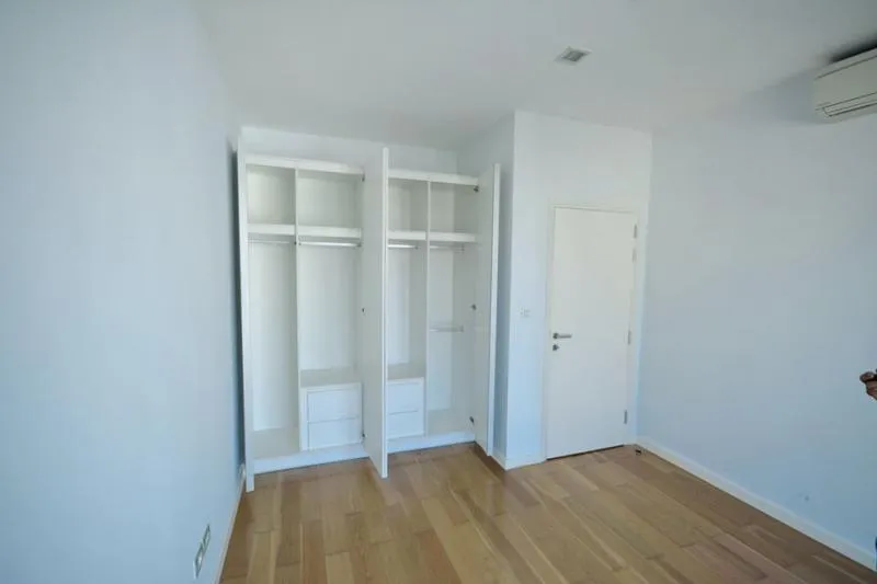 Condolette Ize Ratchathewi for sale, god position, 3 sides glass, high floor, good city view, cheap room, you have to reserve.