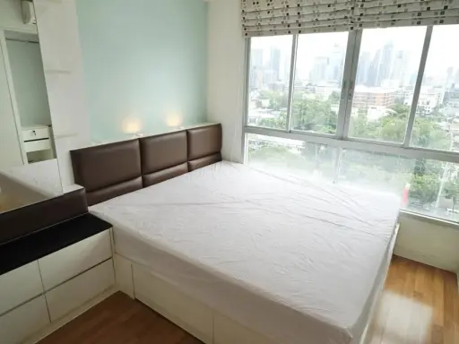 For rent: Lumpini Place Rama 4 - Kluai Nam Thai, has a panoramic city view, built-in decorations throughout the room, hurry and book now.