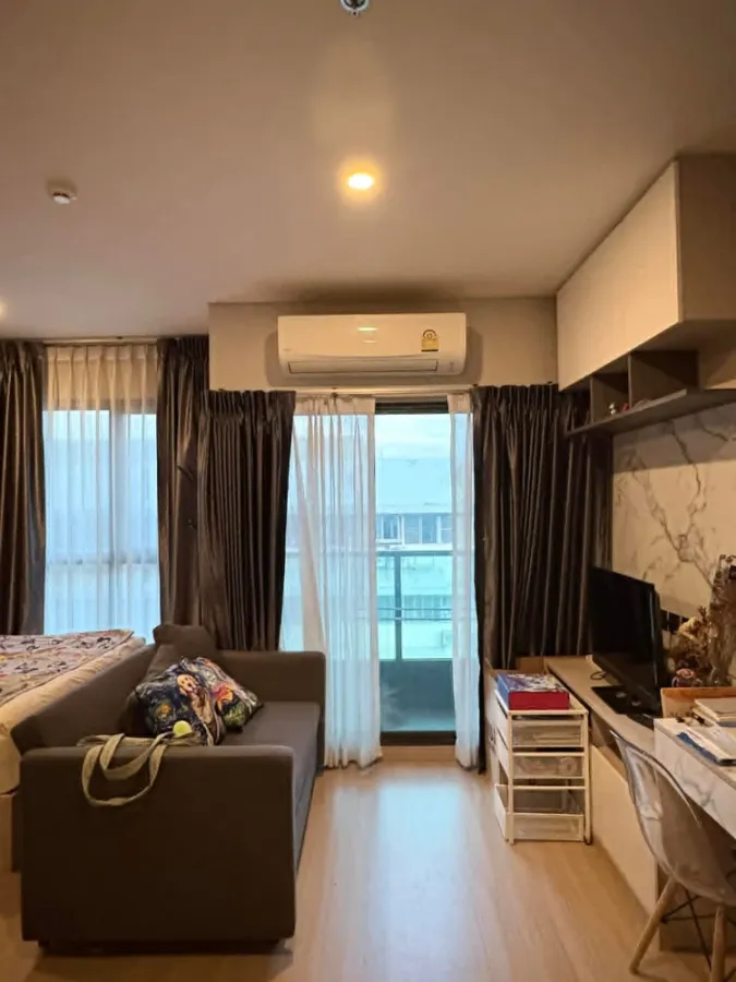 For rent: Lumpini Suite Dindaeng-Ratchaprarop. A lovely room with high-quality built-in furniture. Don't miss out!