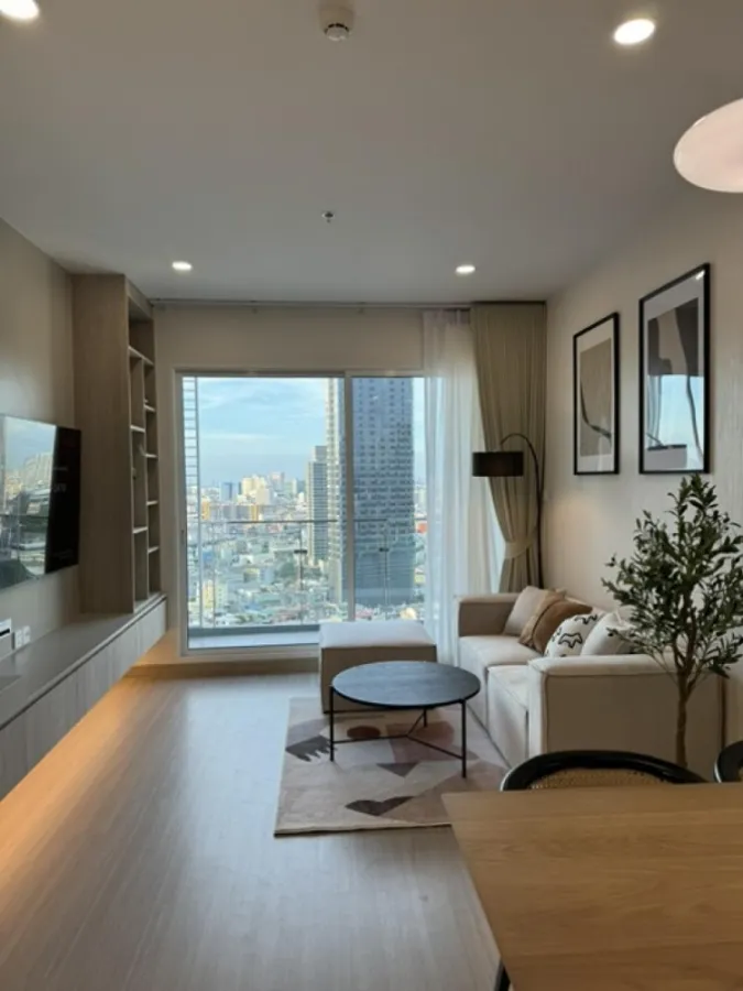 For rent, Supalai Premier Si Phraya-Samyan, 26th floor, great city view. A minimalist decorated room. Very minimal. Hurry and reserve.