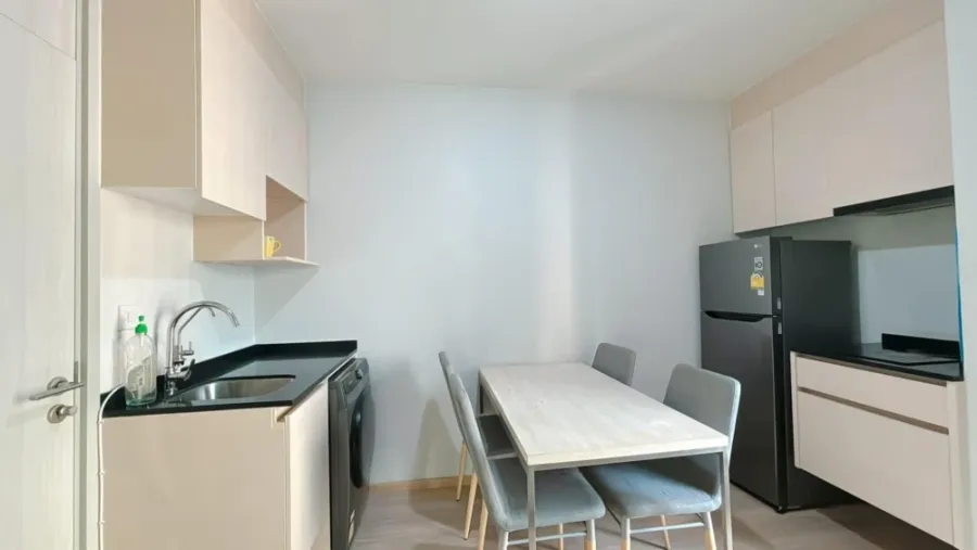 For sale or rent: Noble Revolve Ratchada, 2 bedrooms, 2 bathrooms, high floor, beautiful city view, bright and comfortable room, must arrange.