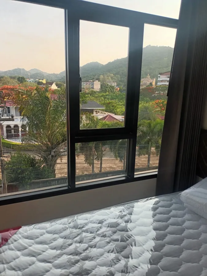For rent: The Independent Condo Amata, fully furnished room. Complete with lots of furniture, good prices, reserve now.