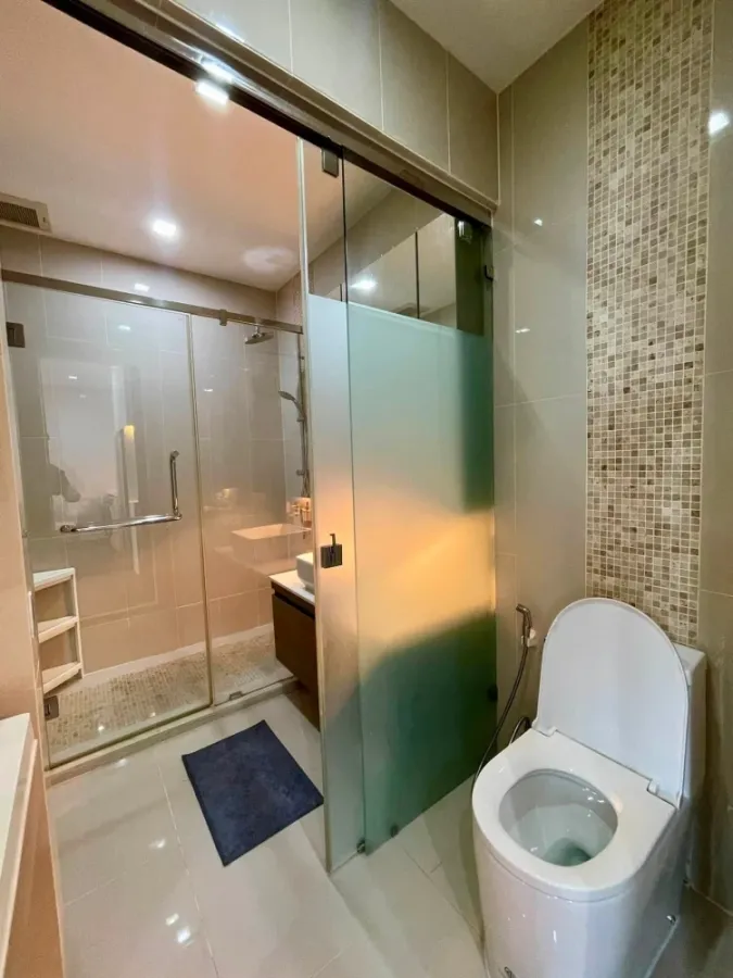 For rent: Q Asoke condo, 48 sq.m. corner unit, 2 bedrooms, 21st floor, south facing with pool view. Convenient and fully furnished.