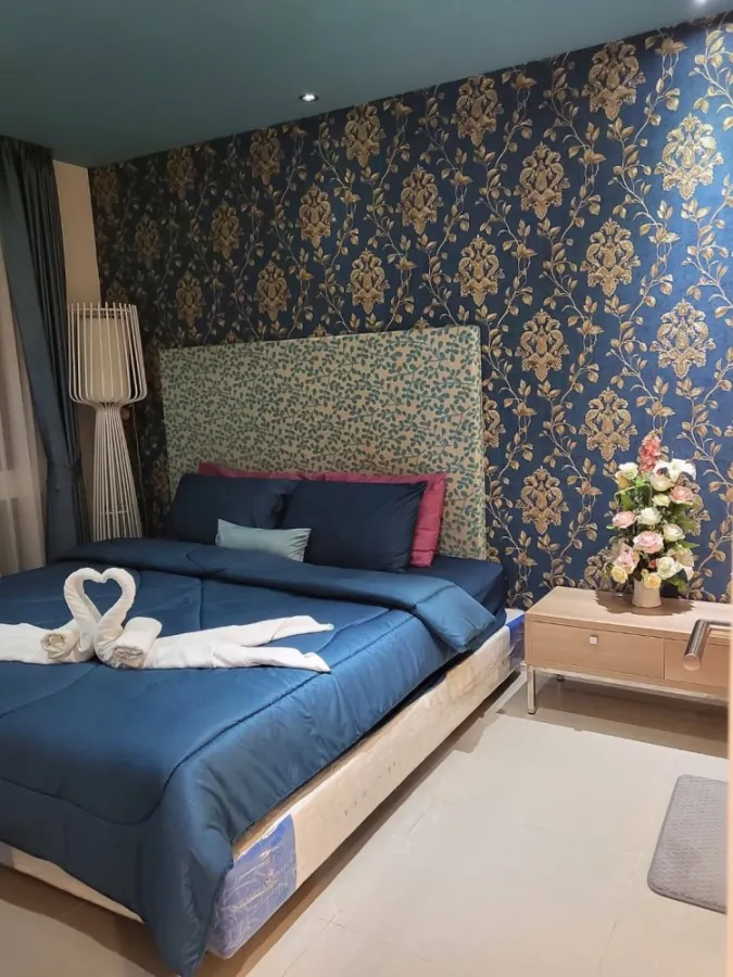 For rent: Atlantis Condo Resort Pattaya, 3rd floor, pool view, fully furnished. Install wallpaper throughout the room. Reserve now.