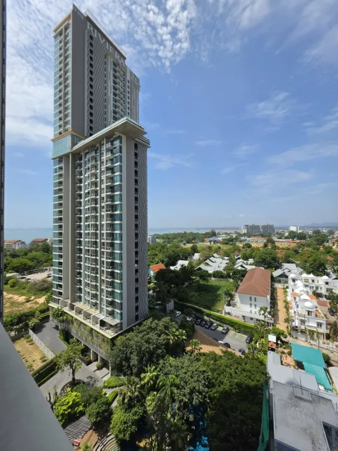 Selling a lovely unit at The Riviera Wong Amat Beach, 14th floor, in a great location with beautiful views. Don't miss out on this amazing deal!