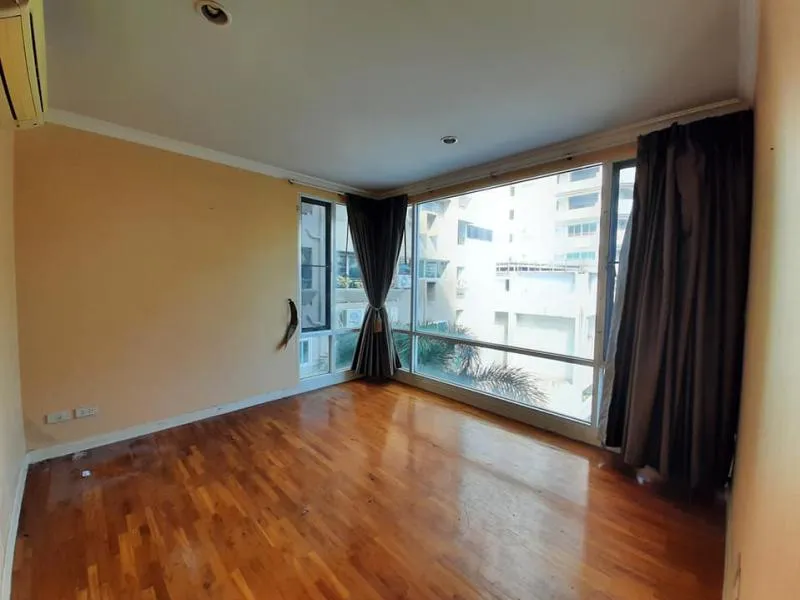 sell!! Baan Siri Condo, Sukhumvit Soi 10, 5th floor, corner room, beautiful view, convenient transportation, great value, quick to reserve !!