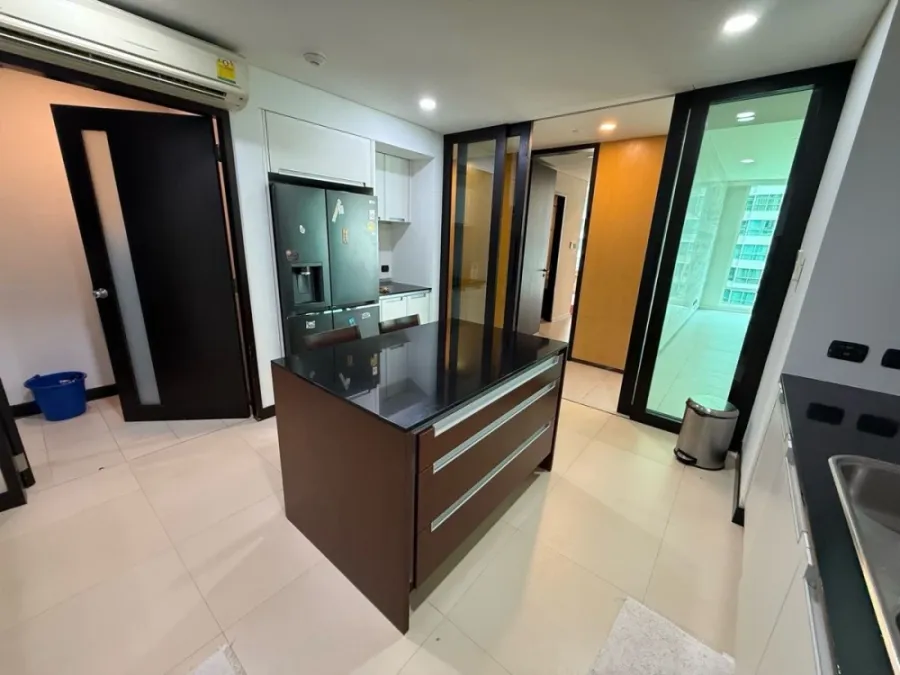 For rent: The Park Chidlom, 4th floor. Spacious and comfortable unit, fully furnished. Book now! (Quickly!)