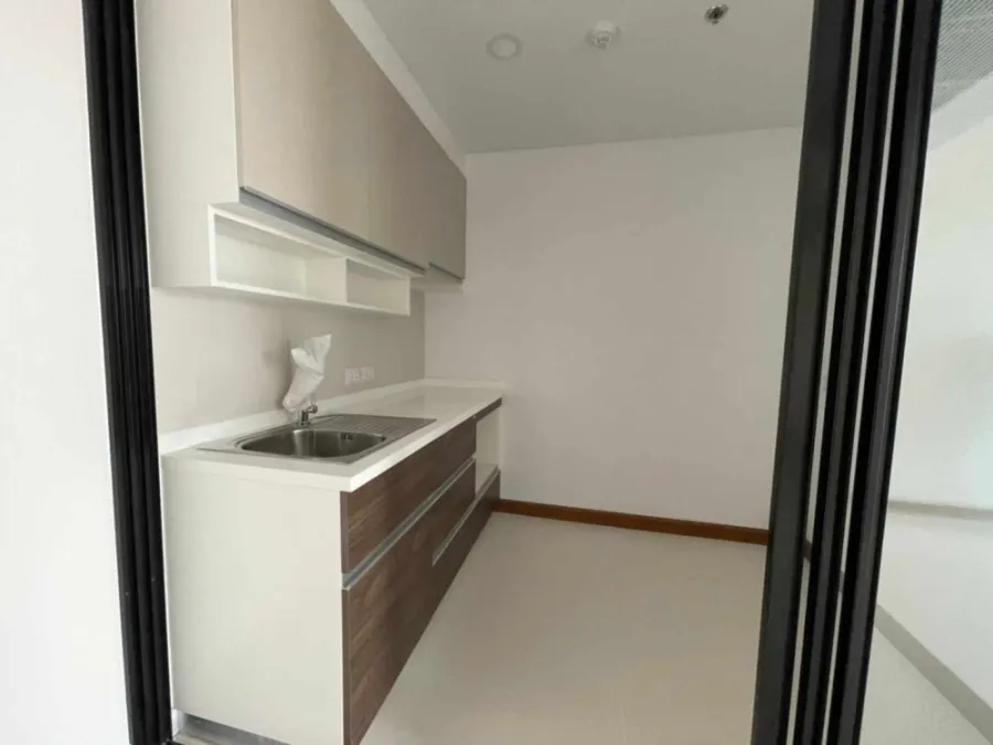 For sale: Supalai Premier Charoen Nakhon, extra large room, lots of usable space, wallpaper throughout the room, hurry and book now.