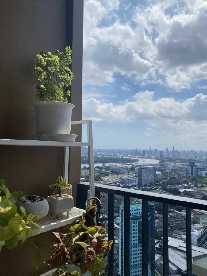 For rent OKA HAUS Sukhumvit 36, 47th floor, very high, with a beautiful city view and river view, beautifully decorated with excellent built-ins, don'