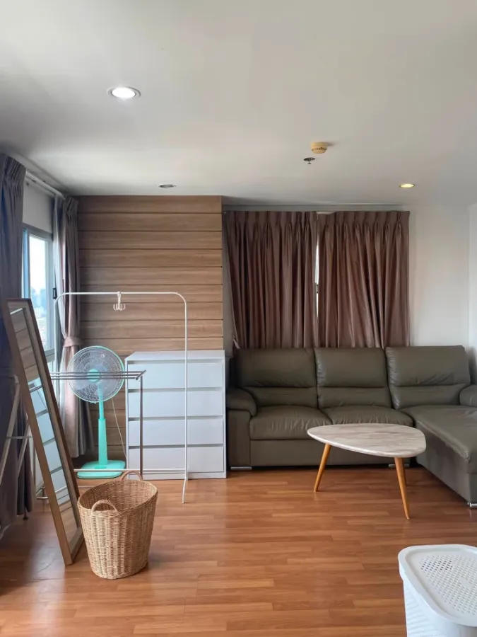 For sale or rent: Lumpini Park Rama 9-Ratchada. Large, comfortable unit on the 24th floor (top floor), corner unit, next to the fire escape, offering