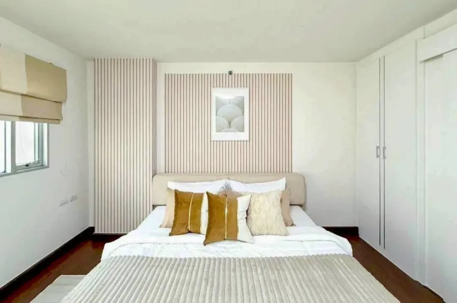 For rent: The Escape Condominium, Sukhumvit 101/1, decorated with beautiful wallpaper, fully furnished, hurry and book now.