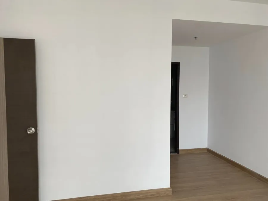 For rent Supalai River Resort Charoen Nakhon, empty room, wide area, balcony, view along the Chao Phraya River.