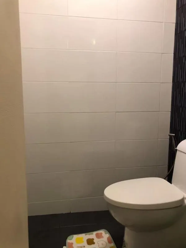 For rent!! The Trust Condo Ngamwongwan, east-facing balcony, great morning sun, wallpapered throughout the room, ready to move in!!