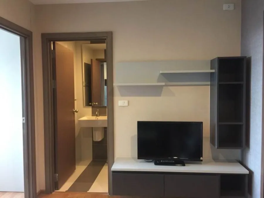 ขาย The Base Sukhumvit 77 ชั้น 14 วิวสระว่ายน้ำ ห้องติดวอลเปเปอร์อย่างดี ราคาอย่างคุ้ม รีบซื้อเลย