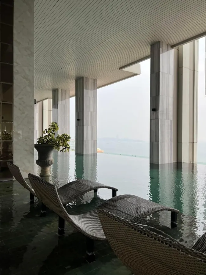For rent: The Riviera Wongamat Beach (North Pattaya), beautifully decorated room, great furniture. You can come alone.