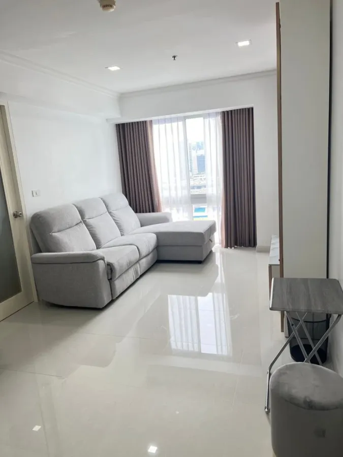Condo for rent, My Resort Bangkok, built-in TV cabinet. Corner room, very private space, don't miss it.