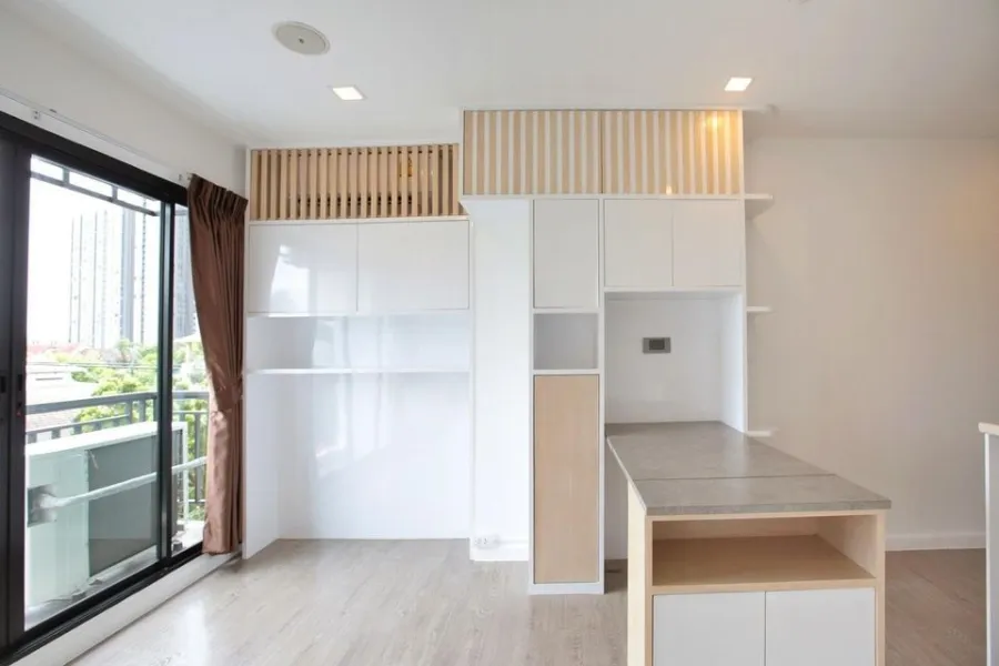 ขายคอนโด พอส สุขุมวิท 103 ห้องเป็นห้องมุม ทิศตะวันออก ตกแต่งแบบ Minimal เน้นสีขาวครีม จองเลย
