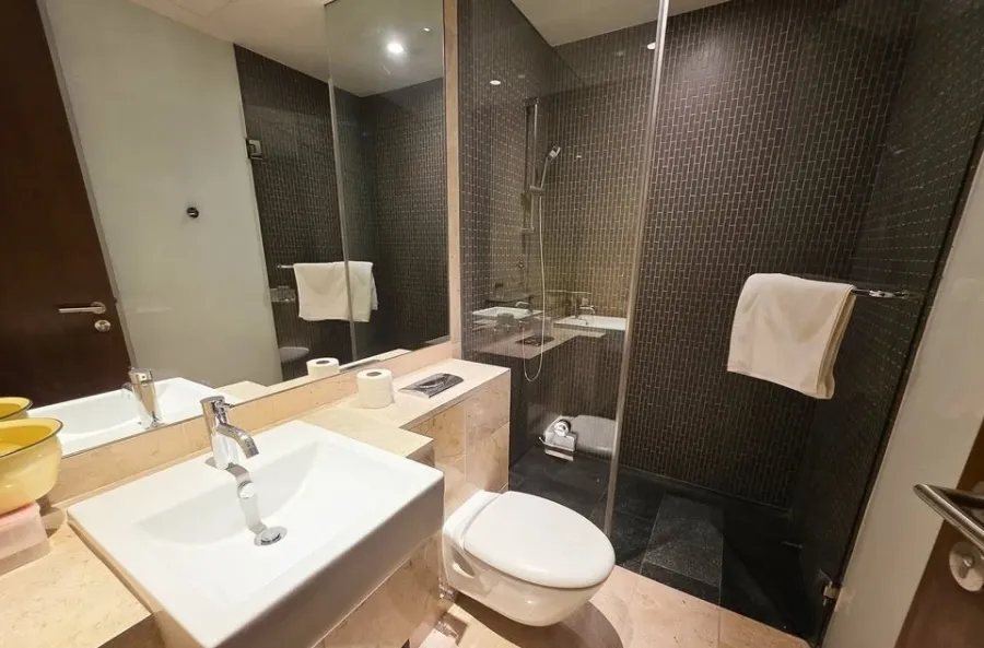 For rent: Hansar Rajdamri. Spacious room with ample living space, fully furnished, and with a private elevator. Book now!