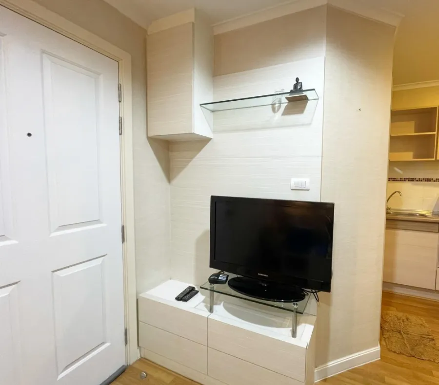 For rent, Lumpini Place Ratchayothin, built-in furniture, complete electrical appliances. You can carry your bag in.