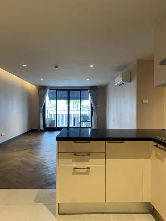 For rent Baxtor Phahon Yothin 14, spacious room, fully furnished, ready to move in, and has a wide balcony, can keep pets, hurry and book now.