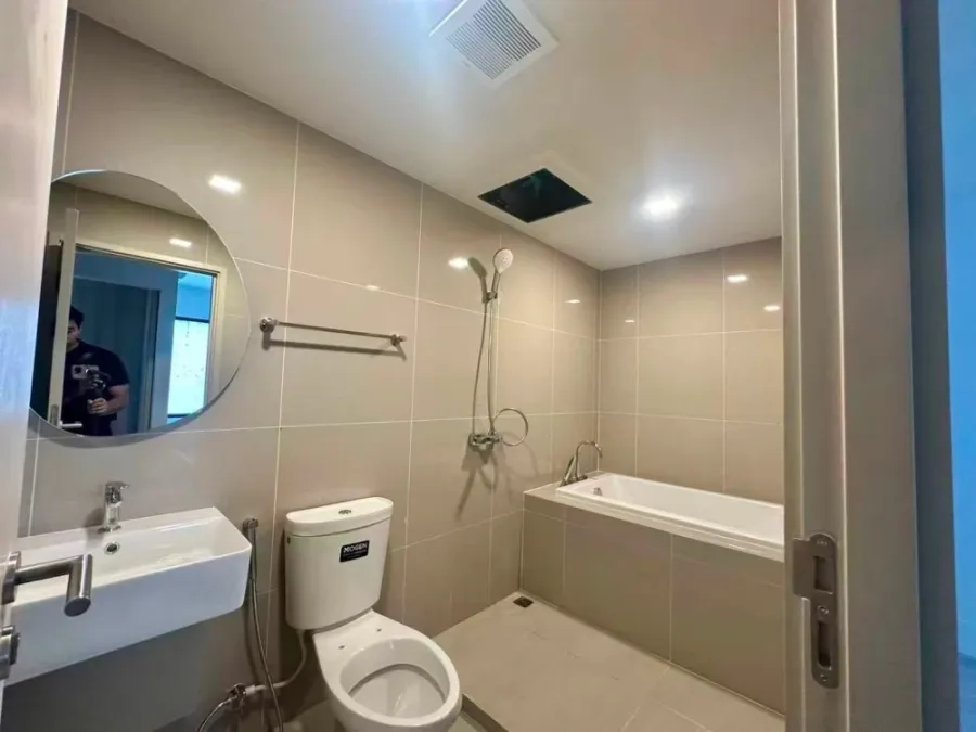 For sale: Cobb Ratchada-Rama 9. Huge, luxurious unit with 4 bedrooms and 5 bathrooms. Spacious area. Book now!