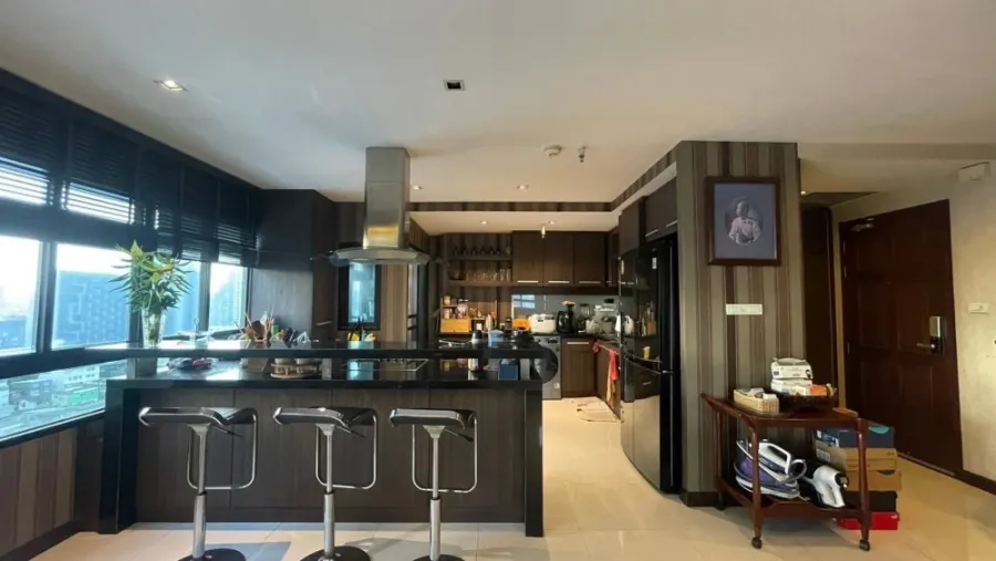 Selling a very spacious 3-bedroom, 3-bathroom condo at Lumpini Ville Phahol-Sutthisarn, complete with built-in furniture. Book now!