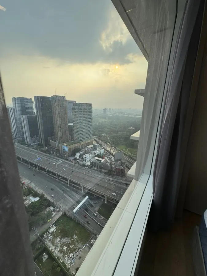 For rent: The Saint Residences, high floor, great city view. The room is ready to move in. Just come and move in.