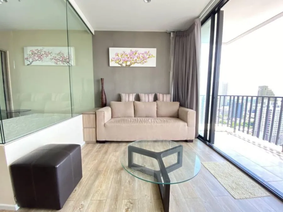 ขายคอนโด The Issara ลาดพร้าว ห้อง special studio Rare สุดๆ กั้นห้องด้วยกระจกใส เปิดปิดได้ รีบมาจอง